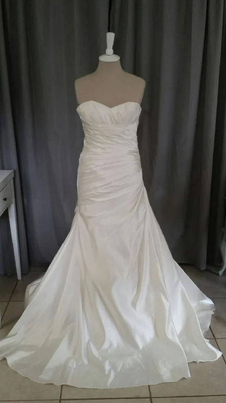 Pronovias Genova Long sleeve unclassified dresses